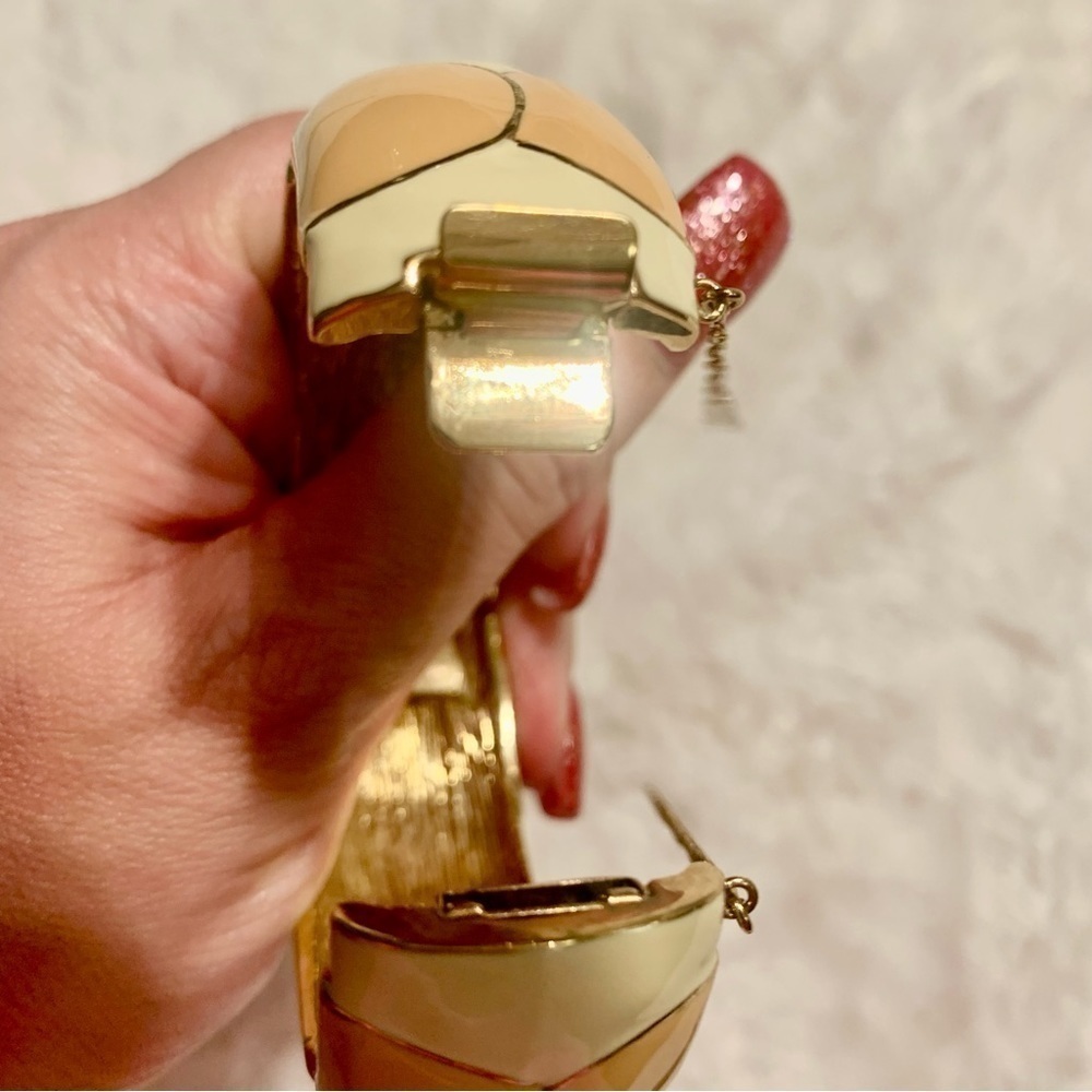 J Crew Bangle Bracelet Cream Peach Circle design Gold-tone Trim Beautiful Classy - Picture 10 of 11